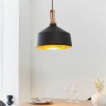 Lampa wisząca z czarnym kloszem nad stołem w jadalni