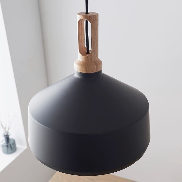 Lampa wisząca z drewnianym elementem dekoracyjnym
