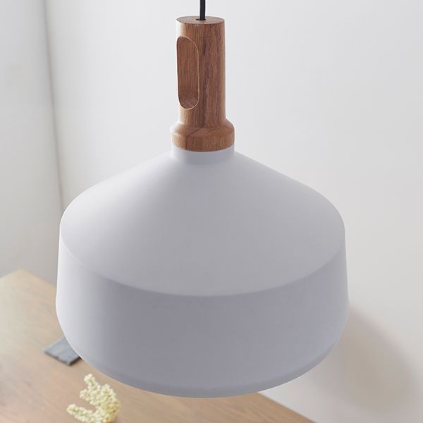 Lampa wisząca z kloszem białym i elementem drewnianym