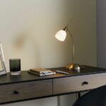 Elegancka lampa stołowa na drewnianym biurku