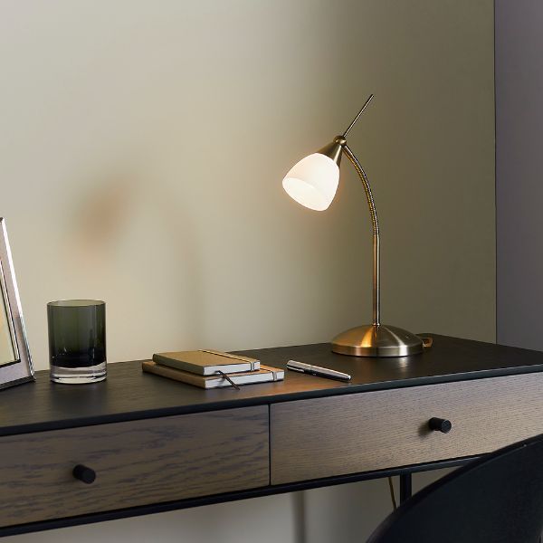 Elegancka lampa stołowa na drewnianym biurku
