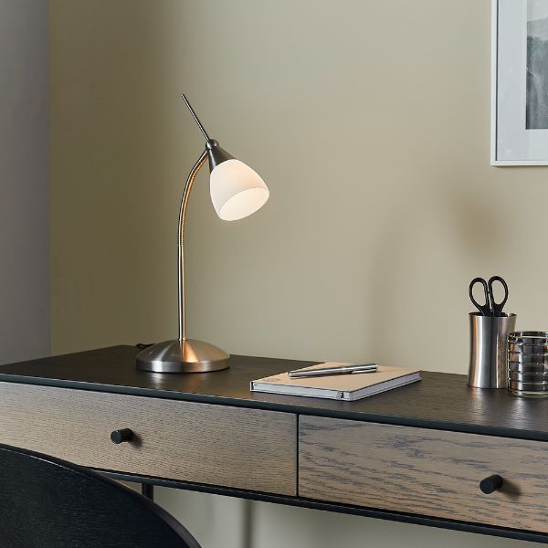 Wysoka lampa stołowa na biurku z ciemnego drewna