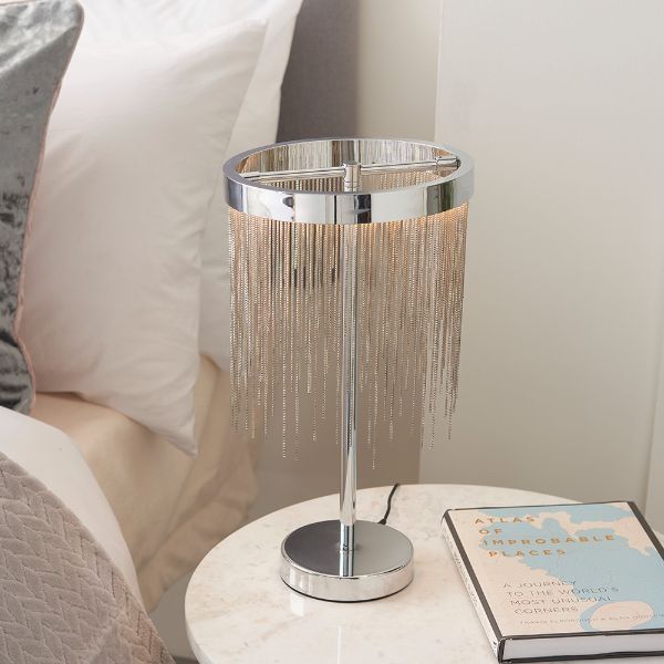Elegancka lampa stołowa w jasnej sypialni
