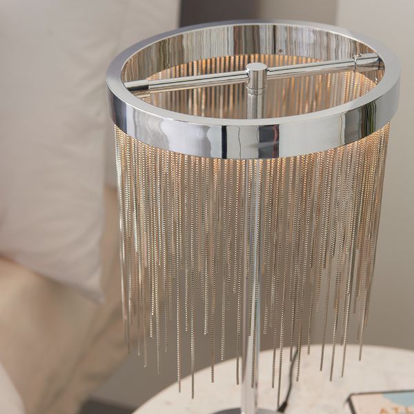 Lampa stołowa z eleganckimi łańcuchami