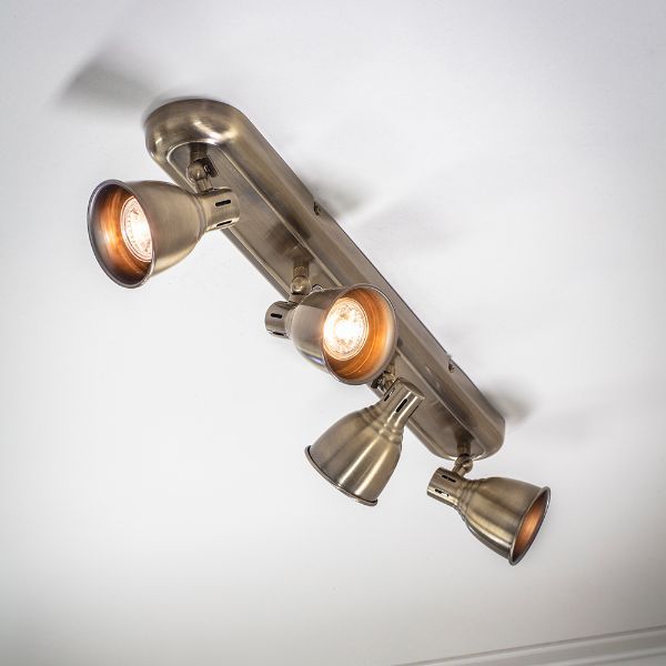 Cztery reflektory regulowane w lampie sufitowej