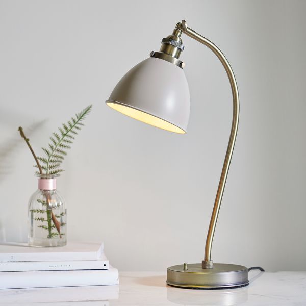 Elegancka lampa biurkowa z podstawą w kolorze mosiądzu