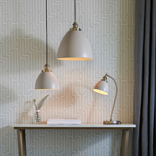 Lampy wiszące z lampą biurkową na stoliku