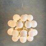 Elegancka lampa wisząca z wieloma kloszami szklanymi