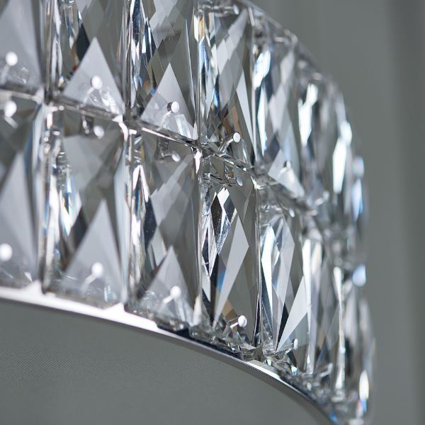 Dekoracja klosza wykonana z kryształów