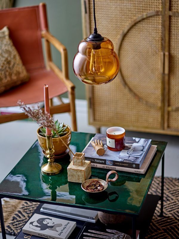Dekoracyjna szklana lampa w kolorze bursztynu nad stolik