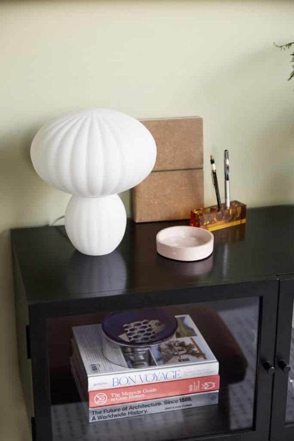 Lampa stołowa w kolorze białym na komodzie