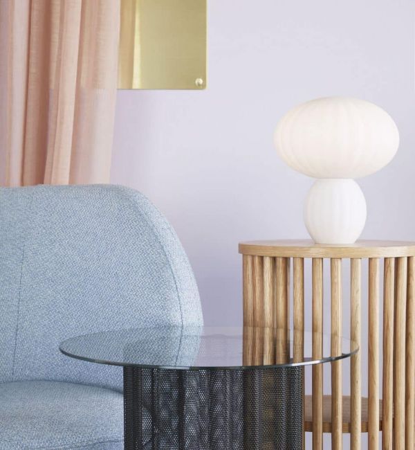 Lampa stołowa na drewnianym stoliku w pokoju