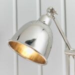 Nowoczesna lampa ze srebrnym kloszem