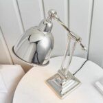 Elegancka lampa biurkowa w kolorze srebrnym