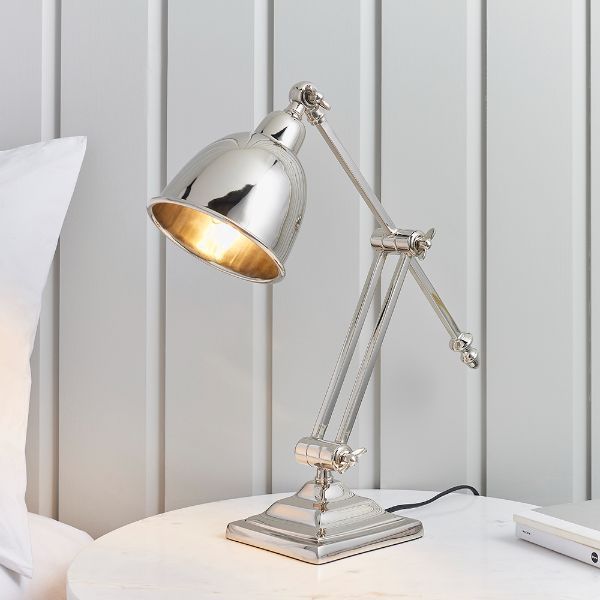 Lampa srebrna stołowa przy łóżku w sypialni