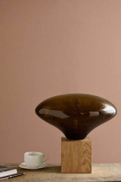 Artystyczna lampa stołowa z drewnianą podstawą