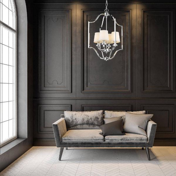 Lampa wisząca nad dużą szarą sofą w eleganckim wnętrzu