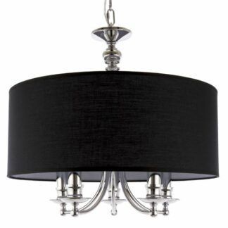Lampa z dużym czarnym abażurem i srebrnym stelażem