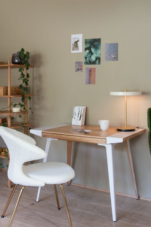 Lampa stołowa z białym kloszem na biurku