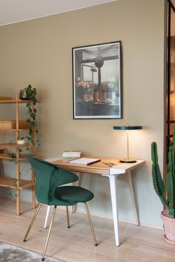 Lampa stołowa z zielonym kloszem na biurku