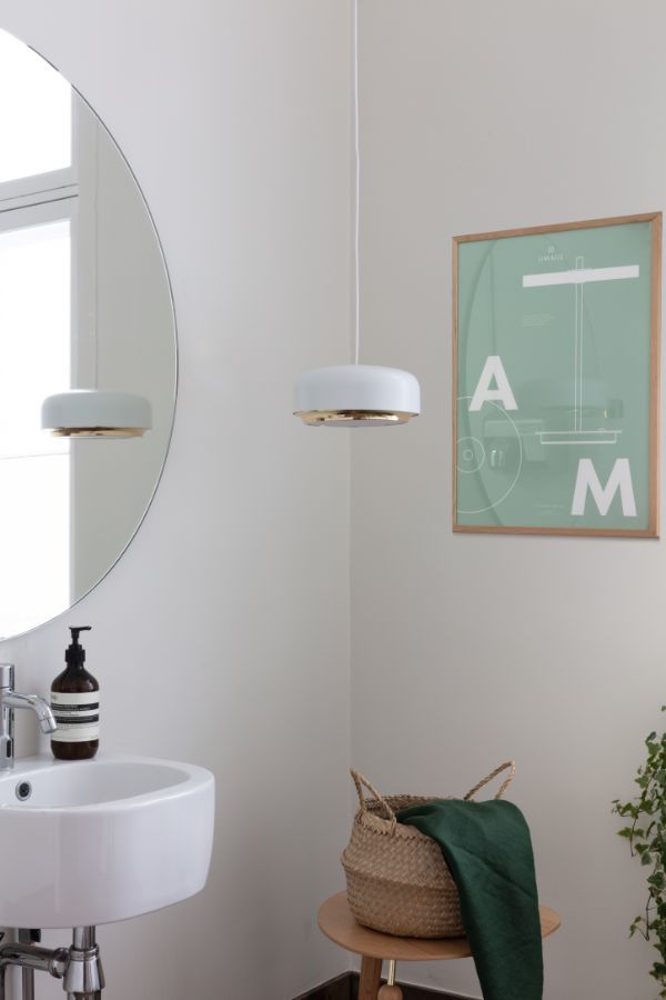 Lampa wisząca biała w łazience obok umywalki