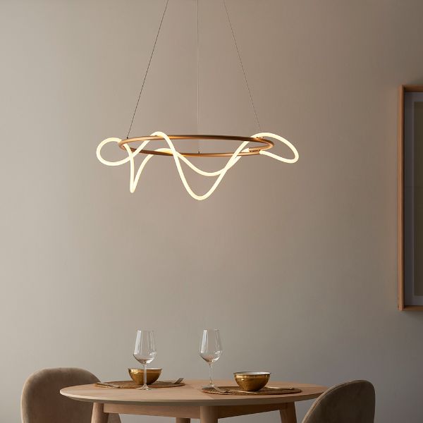 Lampa wisząca nad okrągłym stołem w jadalni