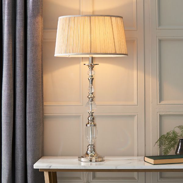 Elegancka lampa stołowa z plisowanym abażurem