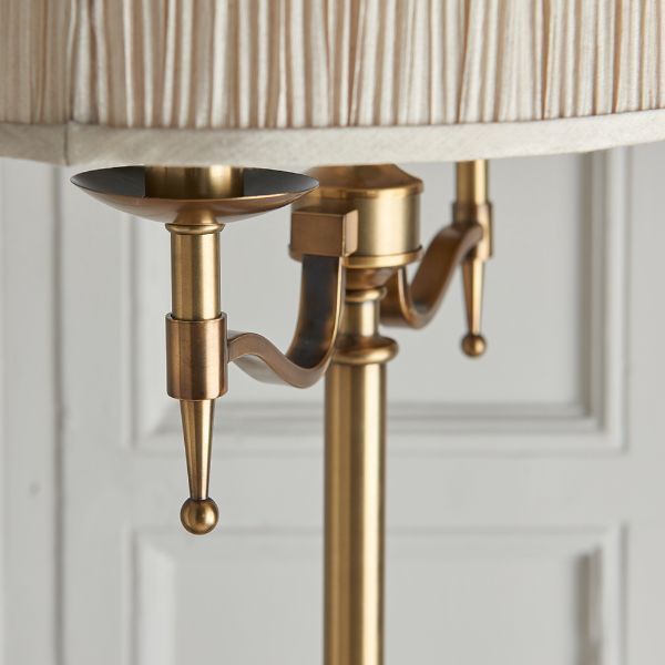Lampa podłogowa w klasycznym stylu z plisowanym abażurem