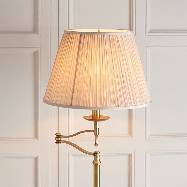 Lampa podłogowa w klasycznym stylu z regulowanym kloszem