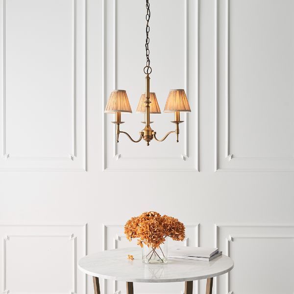 Lampa klasyczna wisząca nad białym okrągłym stołem