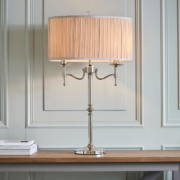 Srebrna lampa stołowa do wnętrza w stylu klasycznym