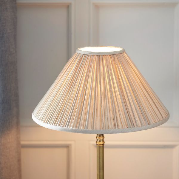 Kremowy plisowany abażur lampy stołowej