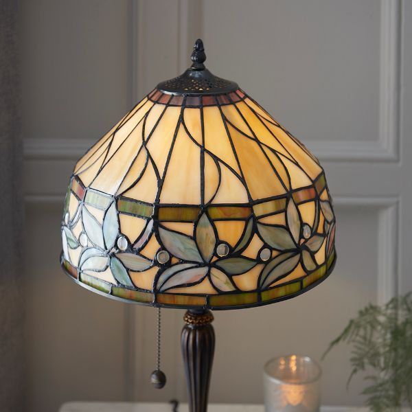 Elegancka lampa stołowa z dekoracyjnym kloszem