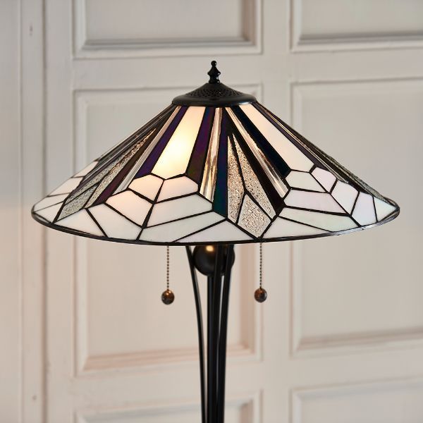 Dekoracyjna lampa ze szklanym kolorowym kloszem
