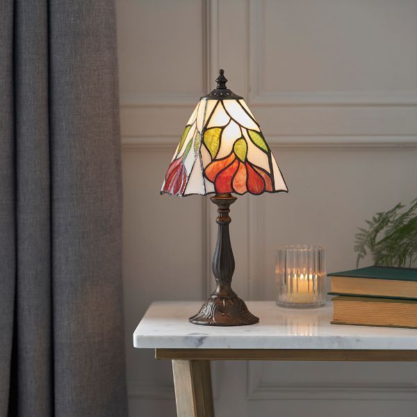 Stołowa lampa dekoracyjna ze szklanym kloszem