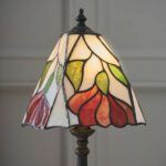 Lampa stołowa ze szklanym zdobionym kloszem