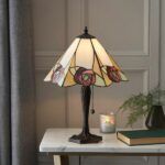 Biurkowa lampa ze stylowym zdobionym kloszem
