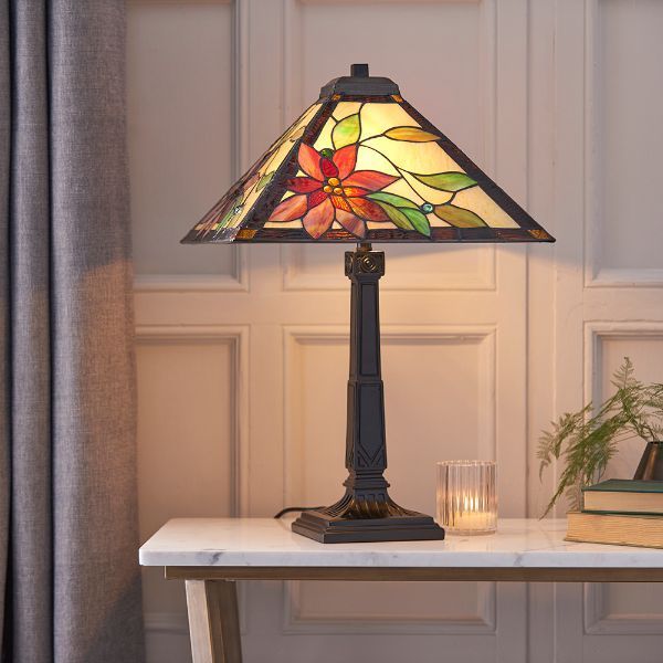 Lampa z witrażowym kloszem na stoliku z marmuru