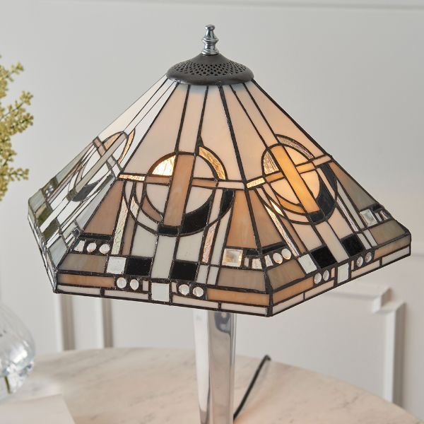 Elegancka lampa biurkowa do jasnego salonu