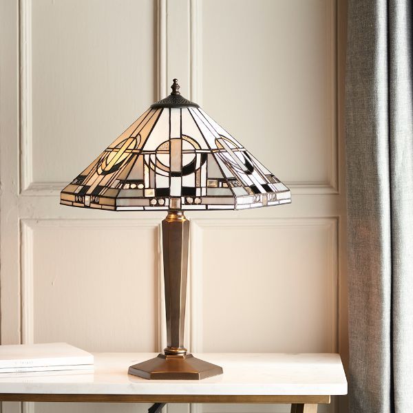 Lampa biurkowa z witrażowym kloszem do eleganckiego salonu