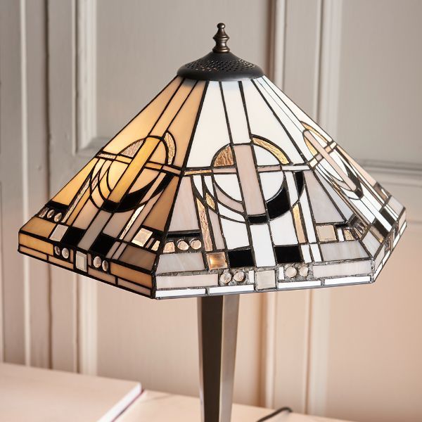 Stołowa lampa z dekoracyjnym kloszem