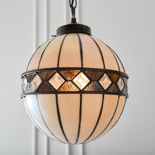 Lampa wisząca z okrągłym dekorowanym kloszem