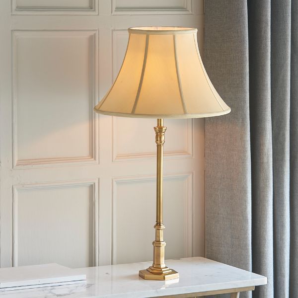 Elegancka złota lampa stołowa z beżowym kloszem