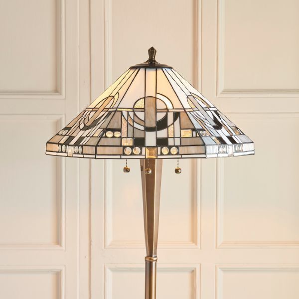 Wysoka lampa w stylu klasycznym z włącznikiem sznurkowym