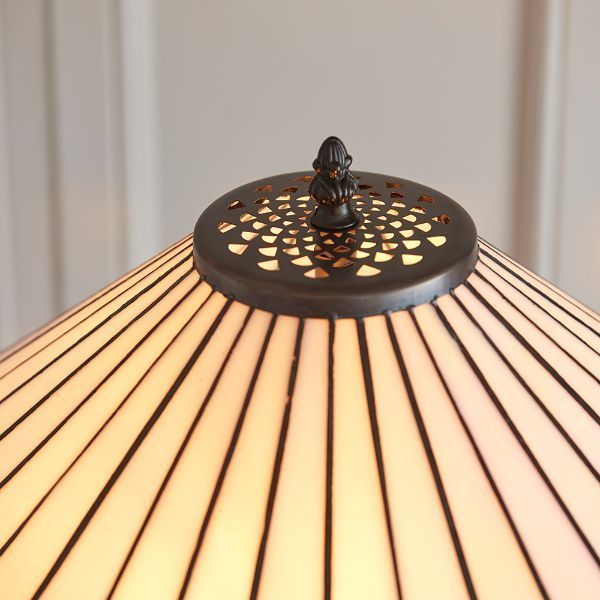 Lampa z dekoracyjnym otworem ażurowym