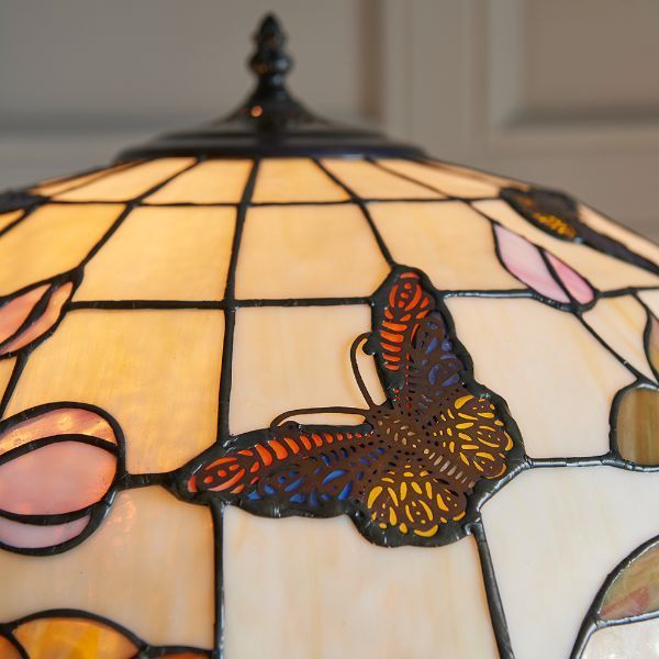 Klosz witrażowy z dekoracyjnymi motylami