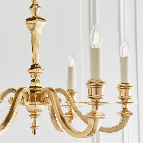 Lampa w kolorze złota w stylu klasycznym z żarówkami
