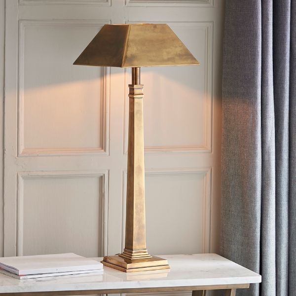Wysoka lampa stołowa w kolorze złotym klasyczna