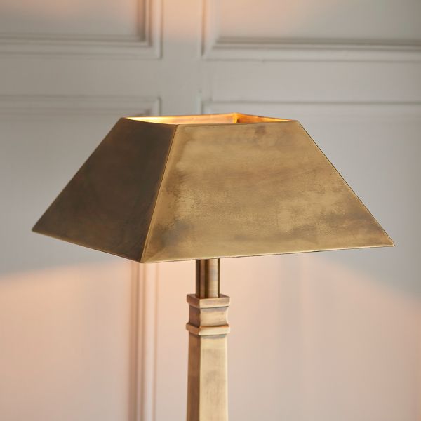 Lampa stołowa ze złotym abażurem i złotą podstawą
