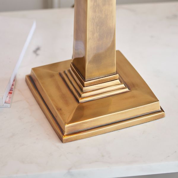 Podstawa kwadratowa w kolorze złotym lampy stołowej